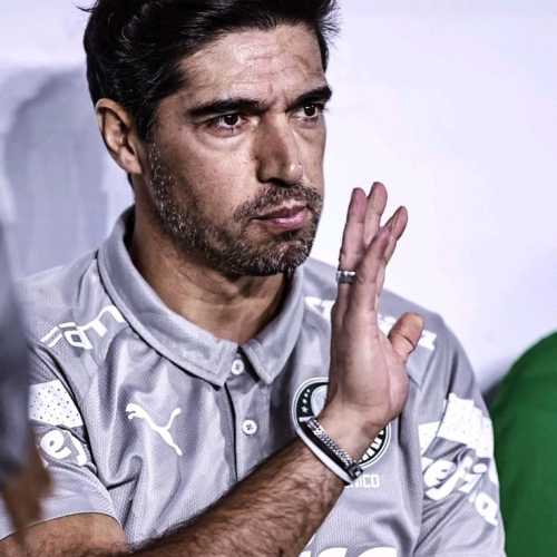 Abel Ferreira volta ao centro do debate e divide a torcida do Palmeiras em meio a cobranças, desgaste e futuro indefinido